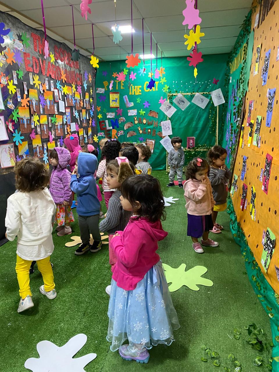 Exposição cultural infantil que estimula criatividade e expressão artística