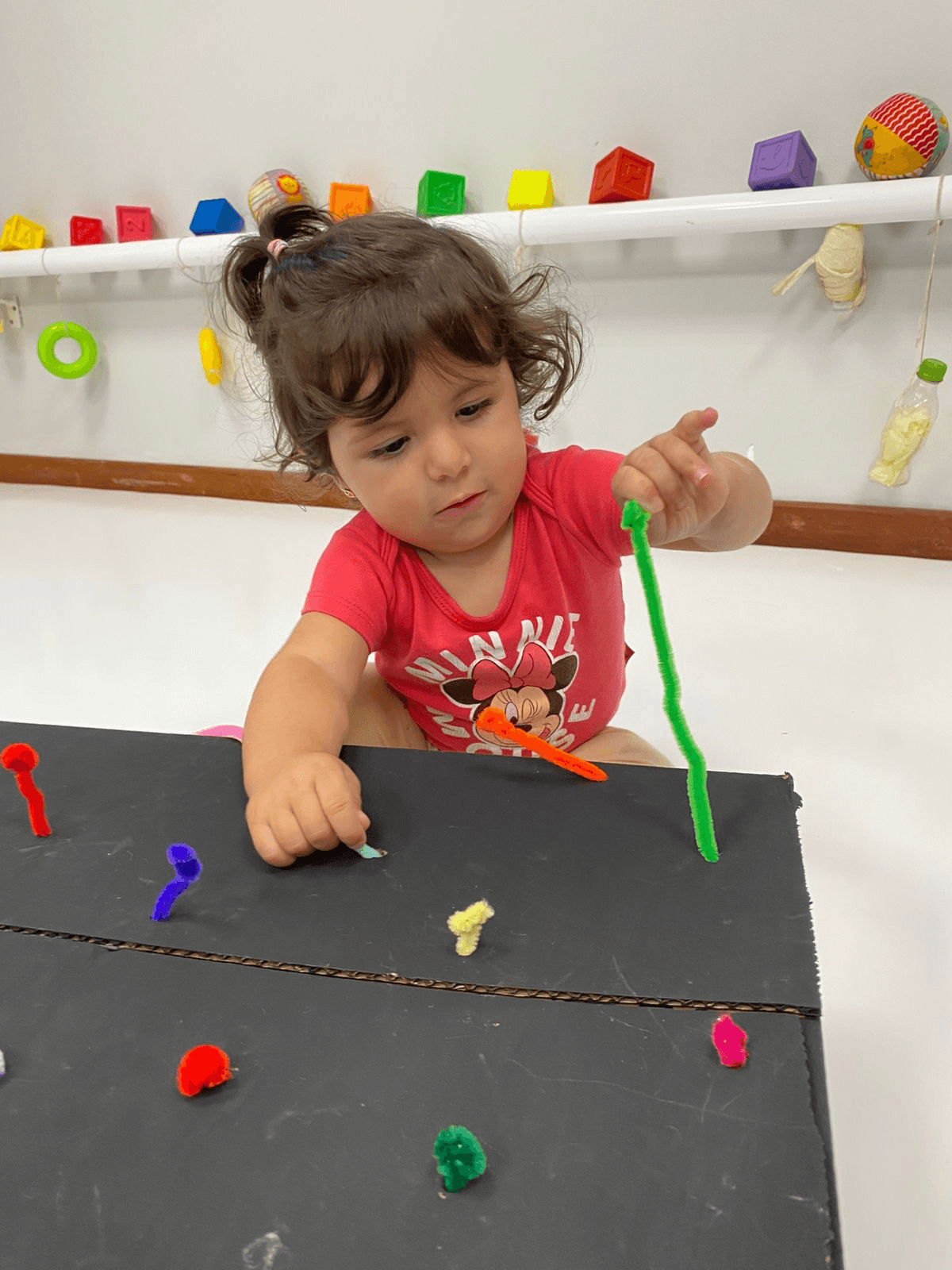 Bebês exploram cores, texturas e movimentos em atividade lúdica na Global Tree